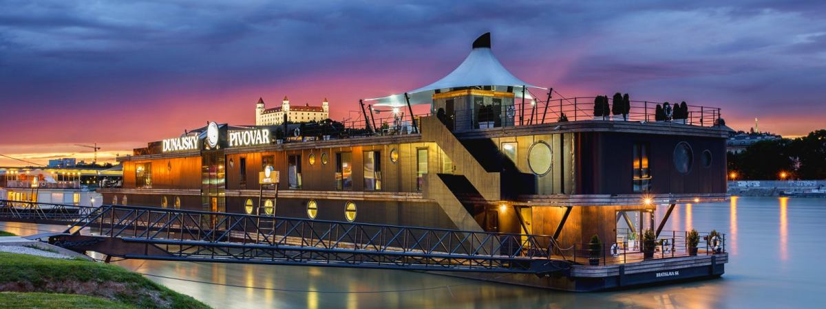 Brewery Restaurant Boat with View